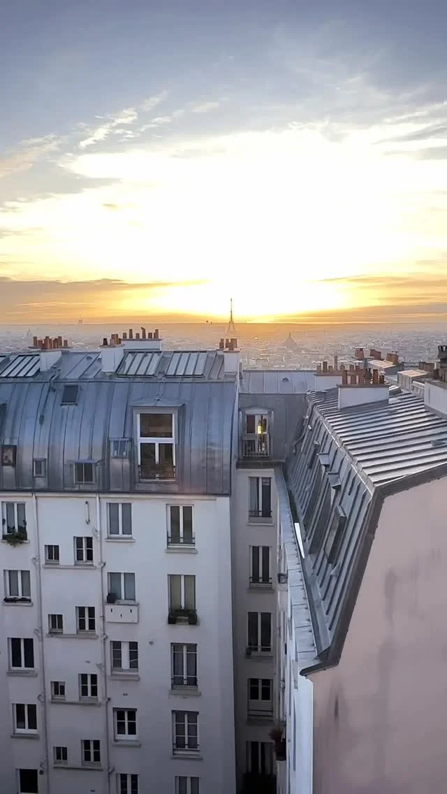 So long 2025…un grand merci to all of you for your support and love this year! Coming up soon with more vintage for you ♥️

#frenchgirlaesthetic #parisianvibe #frenchgirlstyle #antiqueclothing #toureiffelparis