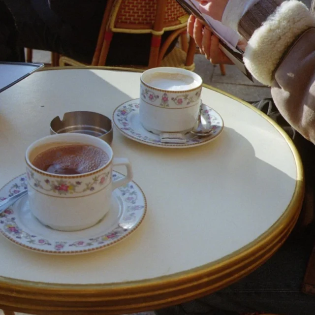 ☕️

Photo by @anaelmuses 

#parisianvibe #parisianaesthetic #pariscafes