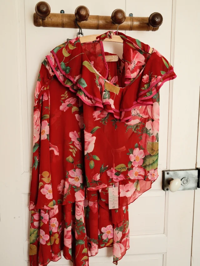 Blumarine S/S 2002 silk ensemble, the complete set will available soon ♥️🌸♥️

#blumarinerunway #blumarinevintage #vintageblumarine #runwayarchives #vintagedesigner
