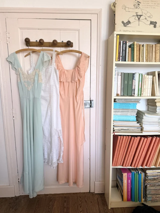 Some very special vintage pieces are coming soon…🎀

#silkvintage #antiquedress #frenchgirlstyle